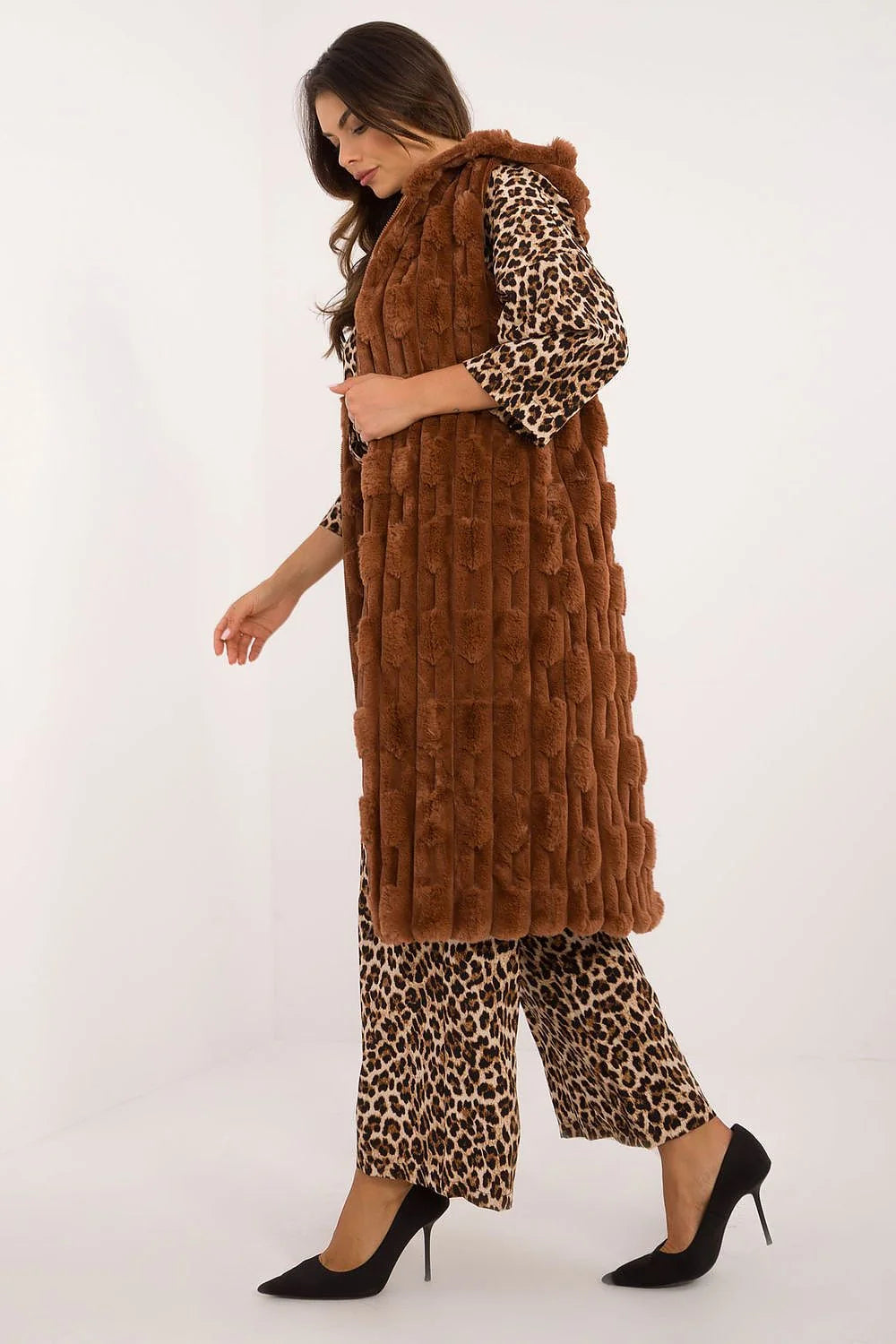 ensemble femme deux pièces gilet sans manches long mi mollet capuche matelassé fausse fourrure cognac imprimé léopard pantalon évasé