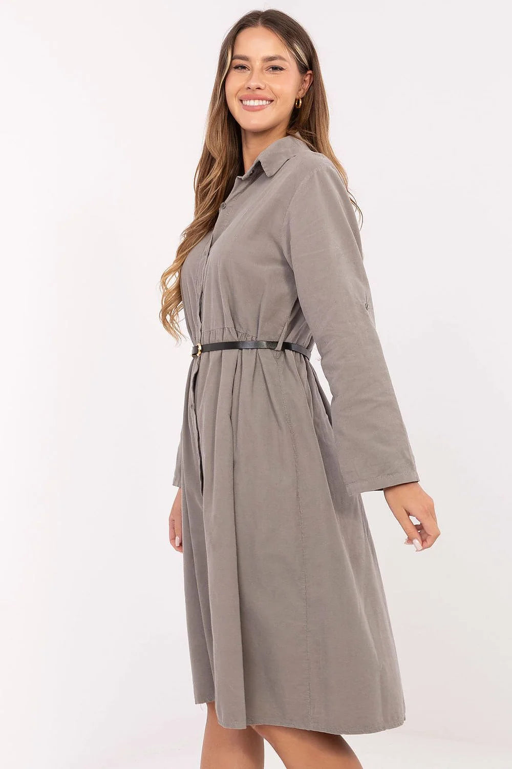 robe chemise midi coton velouté gris taupe manches longues coupe évasée taille marquée ceinture noire boucle dorée décontracté