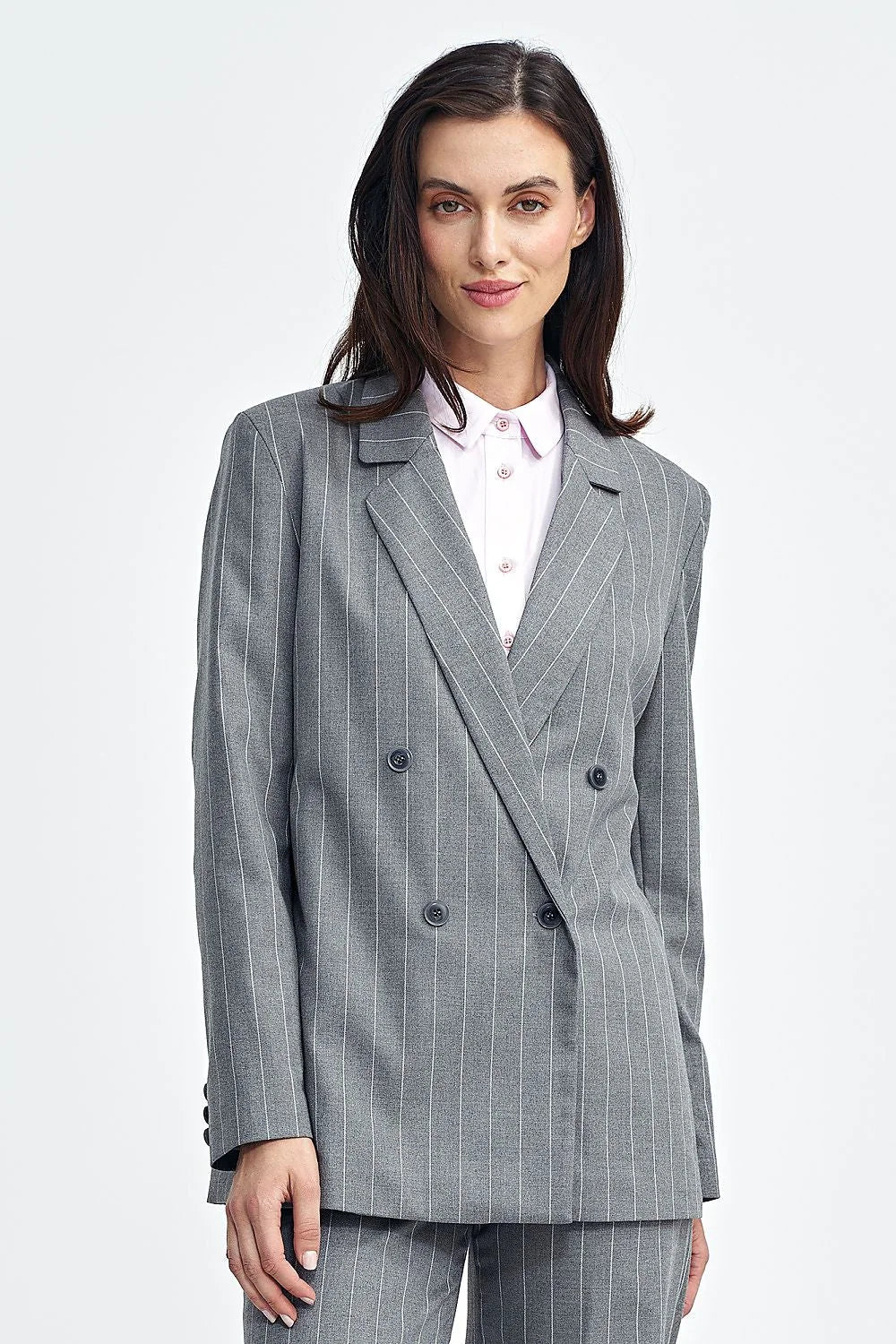 Veste blazer oversize pour femme en tissu rayé gris et blanc, style classique, coupe ajustée, double boutonnage, épaules structurées, manches longues, occasion professionnelle