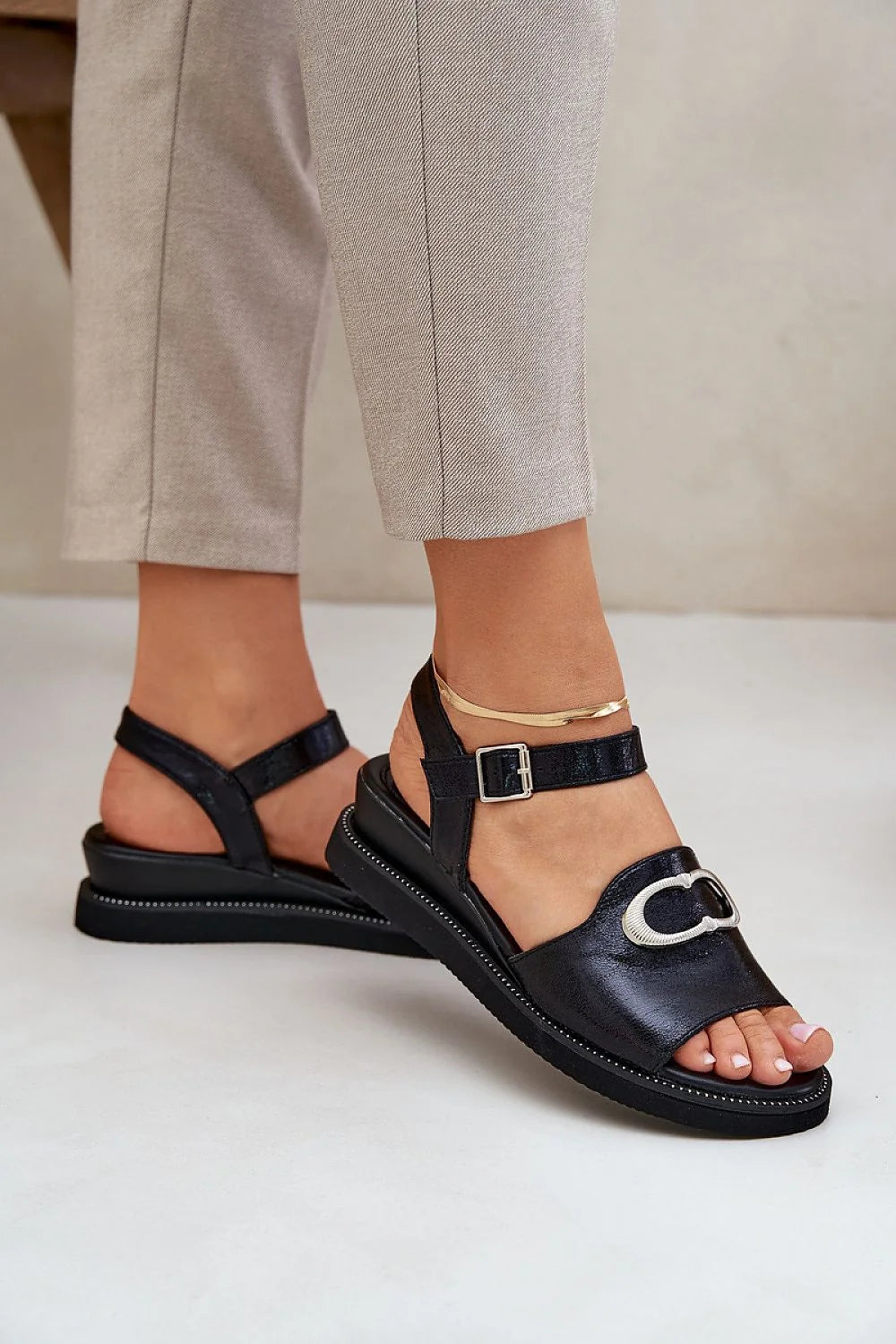 sandales femmes modernes élégantes confort plateforme suédine ecofriendly Jezzi noir bride cheville boucle métallique ornement argenté semelle caoutchouc