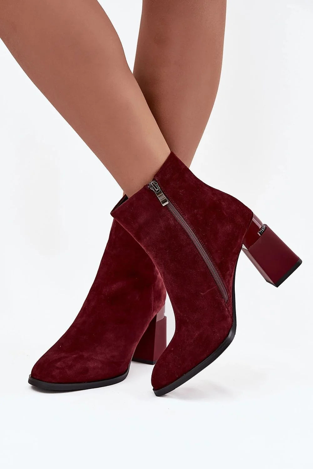 bottines cheville femme suède bordeaux velours talon bloc géométrique laqué effilé bout fermeture éclair latérale semelle noire contrastée