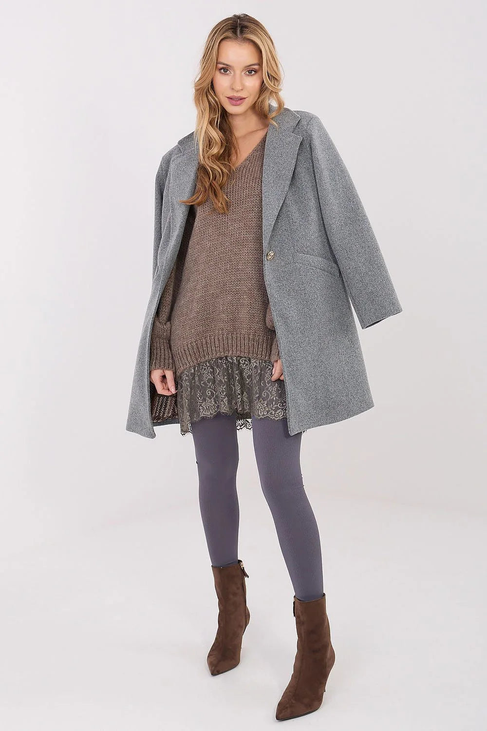 pull tunique oversize femme grosse maille taupe coupe longue hanches manches ballon bords côtelés ourlet dentelle florale contrastante