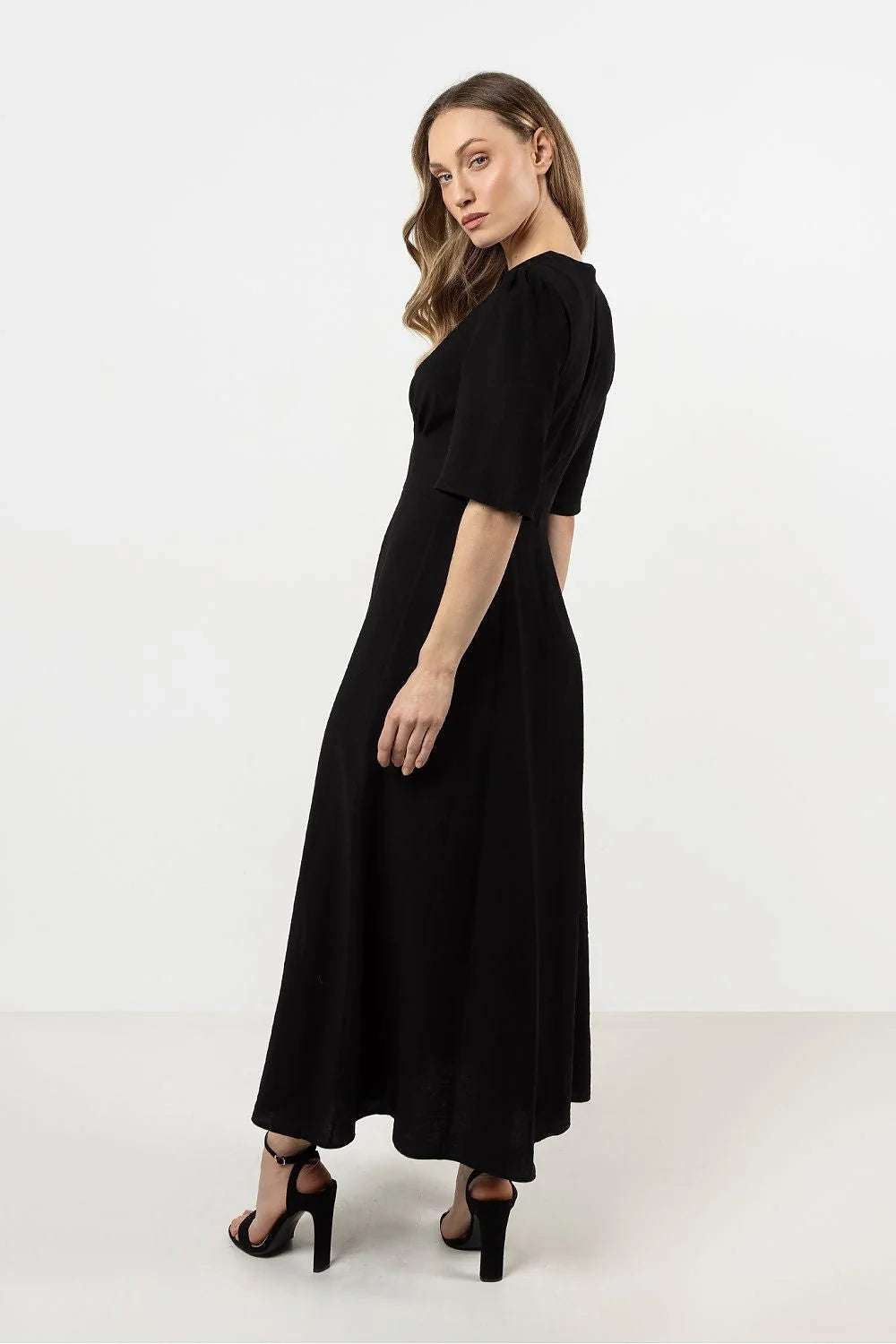 robe noire midi manches courtes décolleté V matière douce fluide taille ajustable fente latérale cintrée élégante intemporelle confortable soyeuse polyvalente