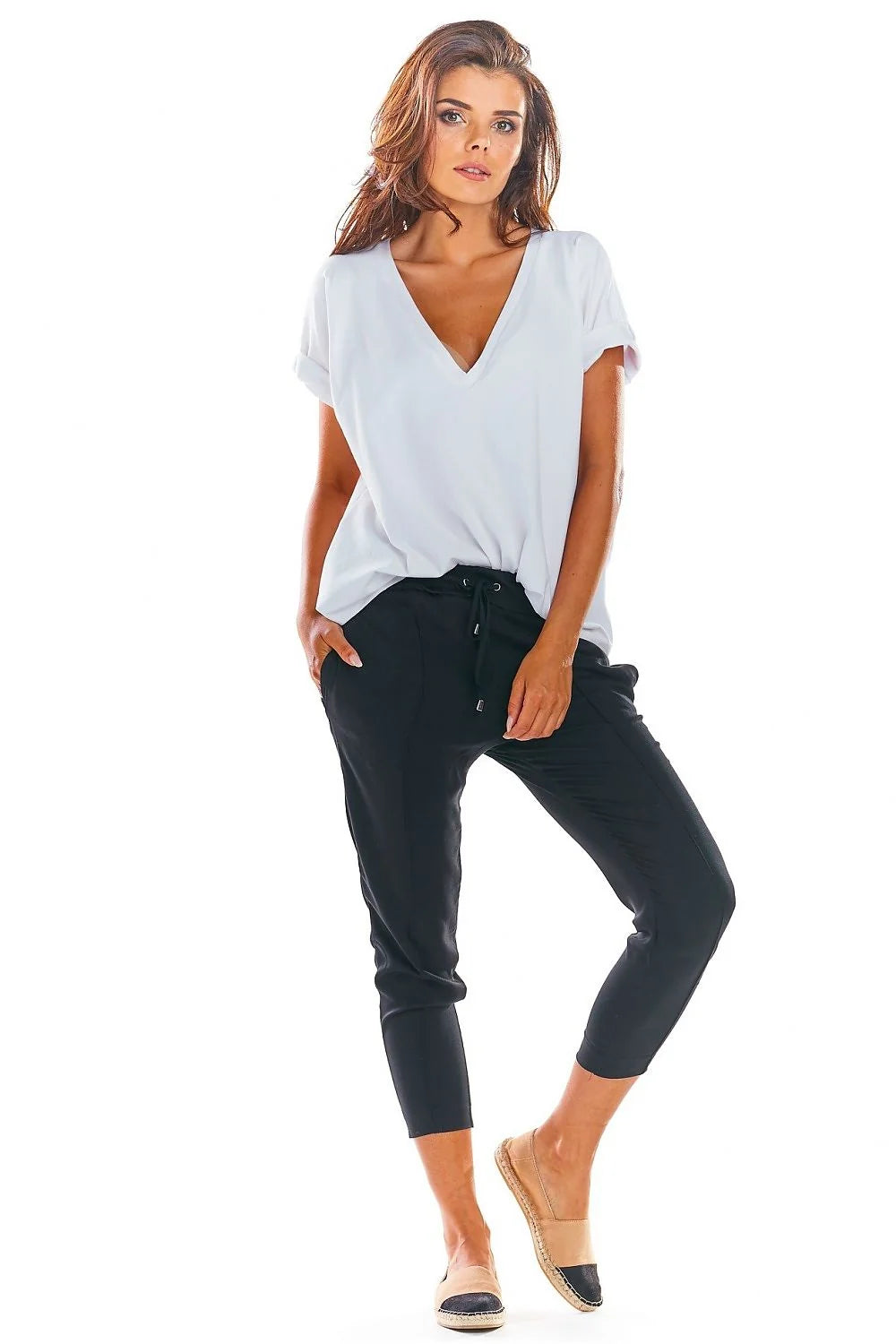 Ensemble débardeur coton blanc et pantalon moutarde moderne chic pour look estival féminin élégant