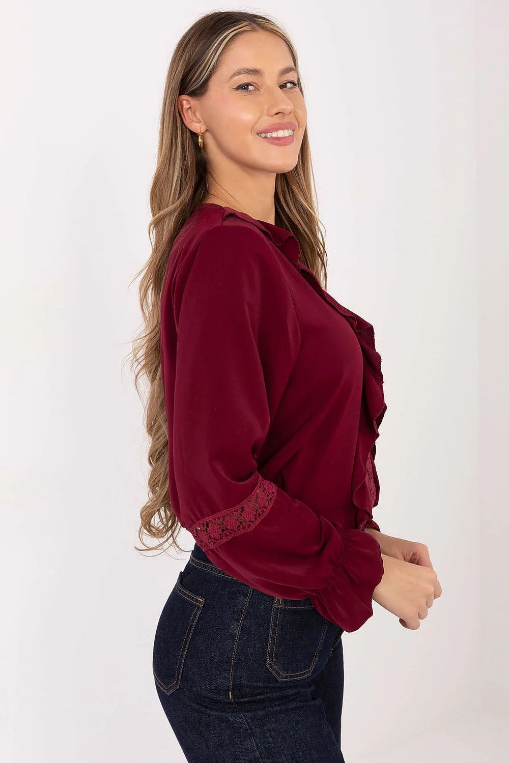 chemisier femme élégant bordeaux fluide viscose polyester élasthanne manches longues volants dentelle empiècements poignets froncés jabot broche dorée romantique confortable