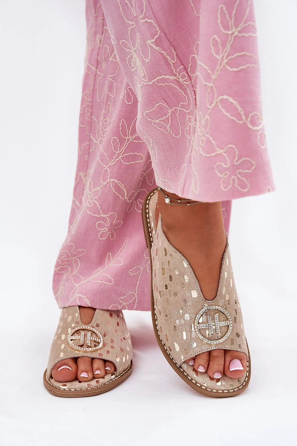 Sandales féminines en cuir suédé beige à strass et détails métalliques, style ouvert, talon plat, confortable, pour femmes