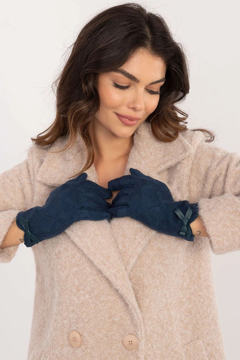 Manteau et gants femme élégants beige clair et bleu nuit laine bouclée et coton 60% polyester 35% elasthanne 5%
