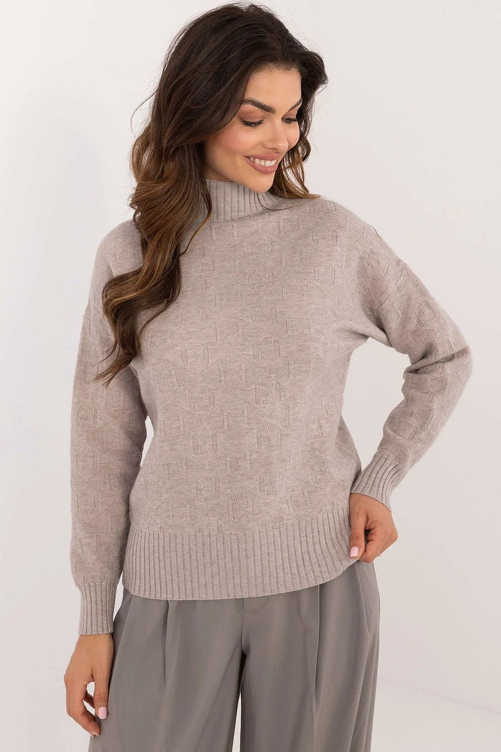 pull femme col montant beige taupe maille douce côtelé manches longues coupe ample épaules tombantes jacquard discret