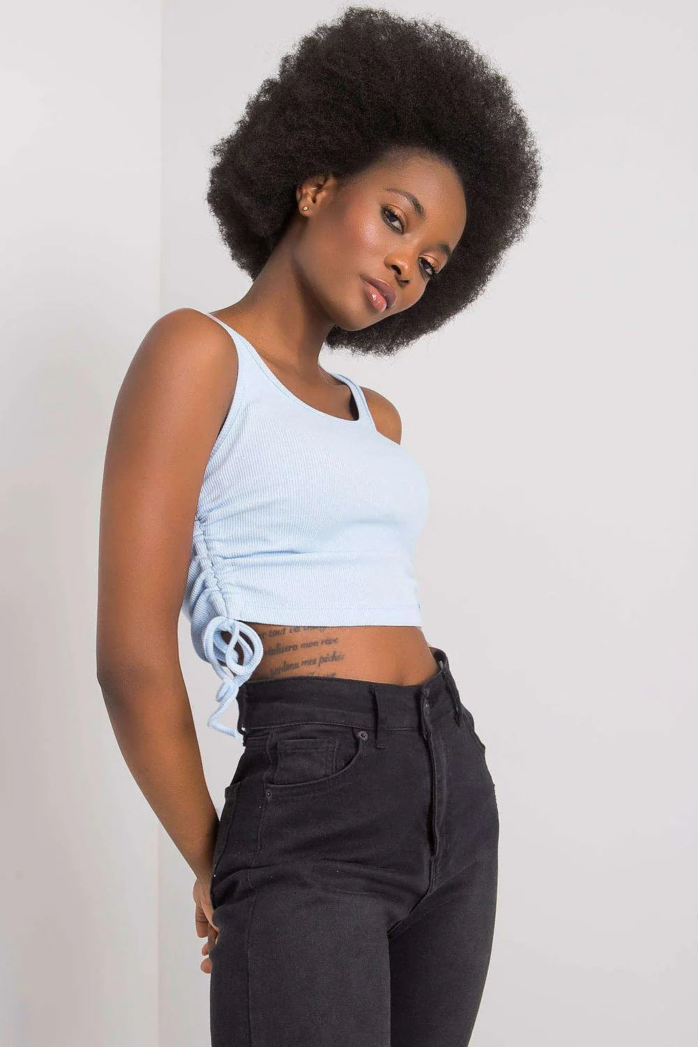 Haut crop-top féminin court à bretelles larges en coton côtelé ajustable côté bleu clair mode moderne femmes