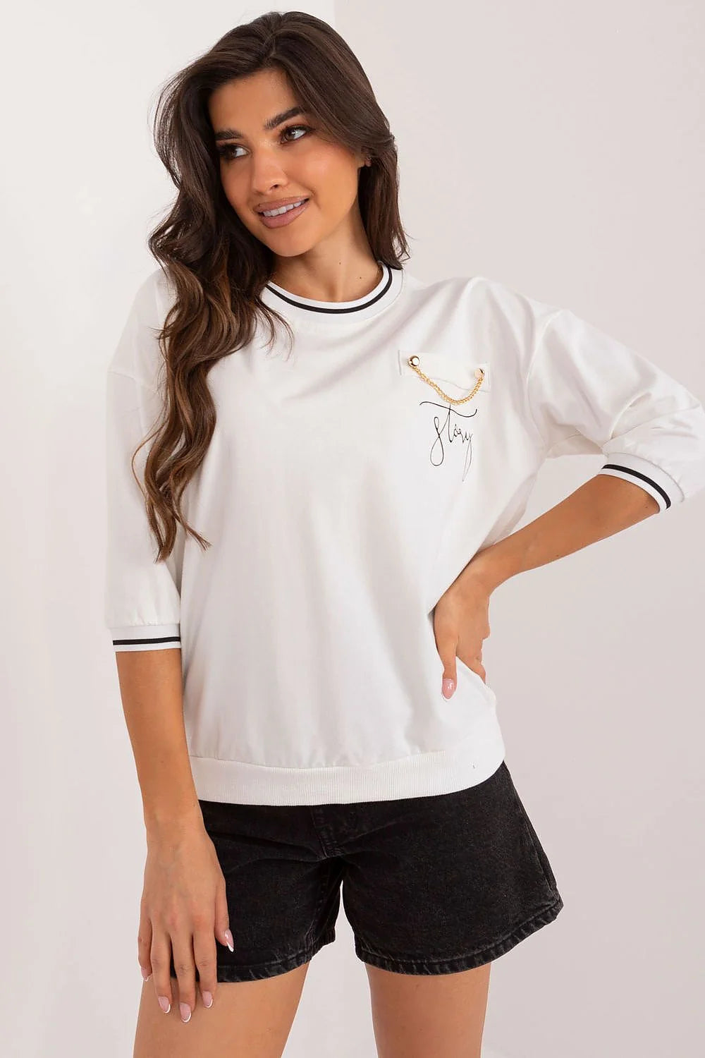 Pull-over sweater blanc chic avec détails en chaîne dorée et broderie 'Slay' pour femmes