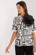 Chemisier Lakerta pour femme, élégance moderne avec motifs géométriques, manches courtes, fleur ornée, blanc et noir, occasion décontractée