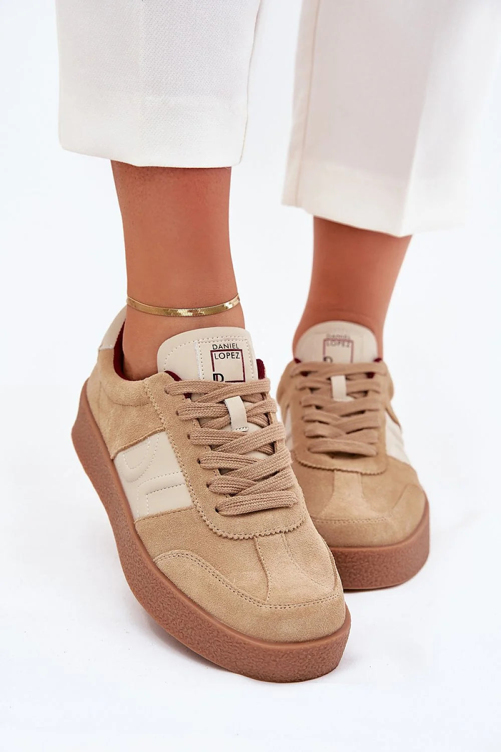 Chaussures de sport rétro femmes années 80 élégance confort daim cuir design urbain style chic