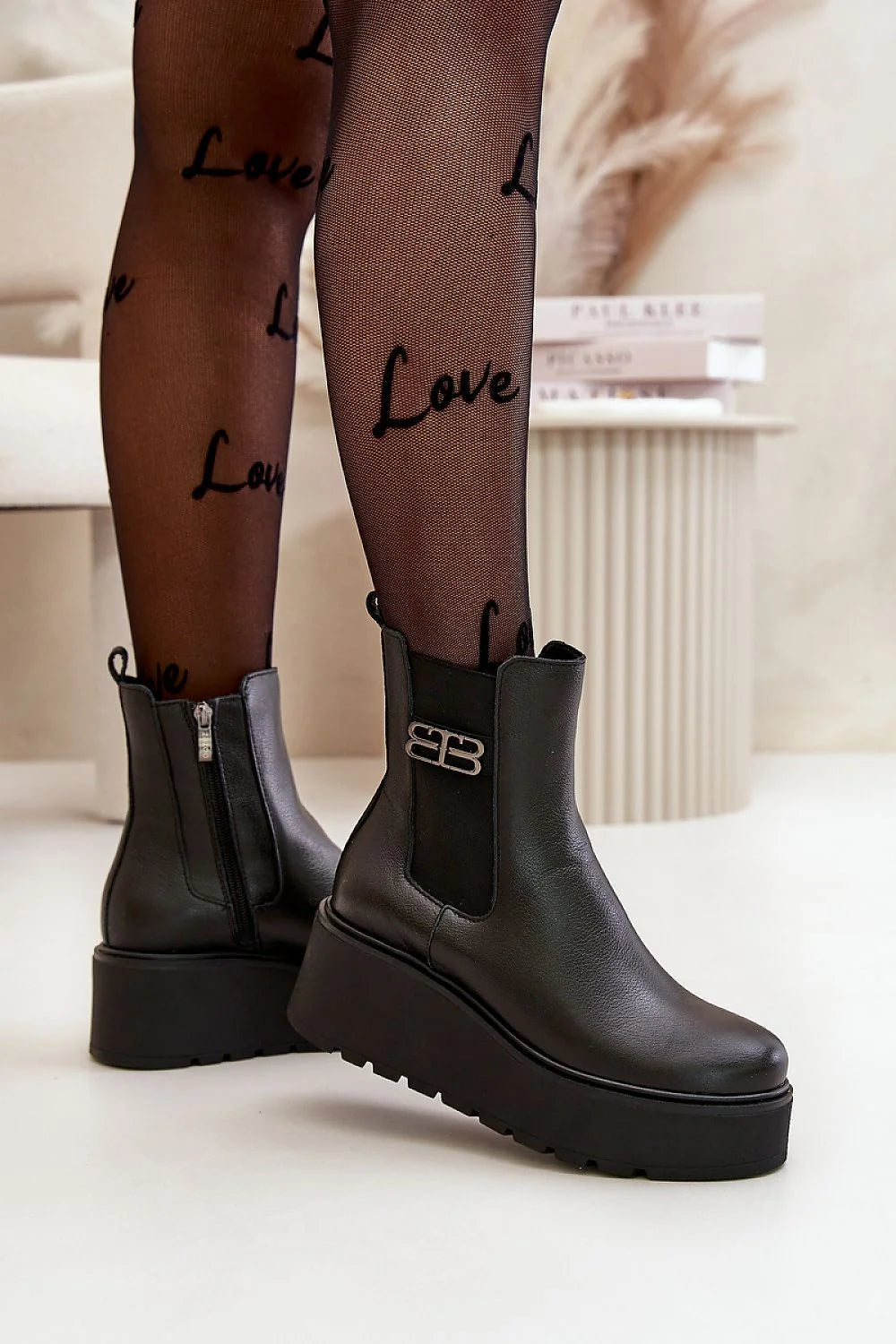 Bottes cothurnes en cuir noir pour femmes, style moderne et élégant, plateforme massive, fermeture éclair latérale, tige décorative, confort et durabilité, look sophistiqué et versatile