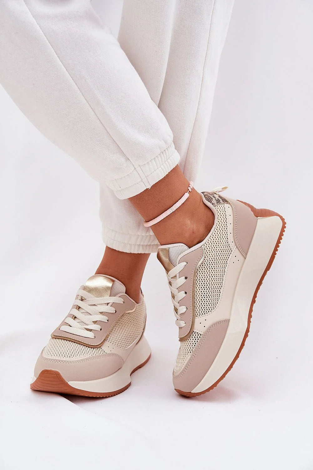 Chaussures de sport féminines modernes en suédine écologique et mesh, style casual chic, confort optimal, design athlétique, coupe basse, semelle amortie, adhérence, respirabilité, tenues quotidiennes, mode tendance