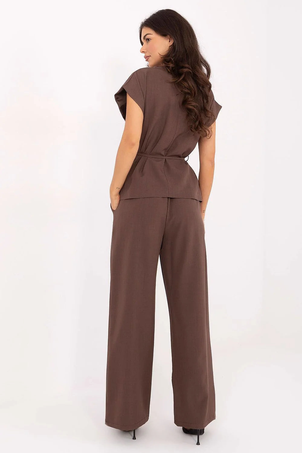 tailleur pantalon femme brun chocolat viscose polyester fluide élégant large taille haute ceinture nouer manches courtes col V