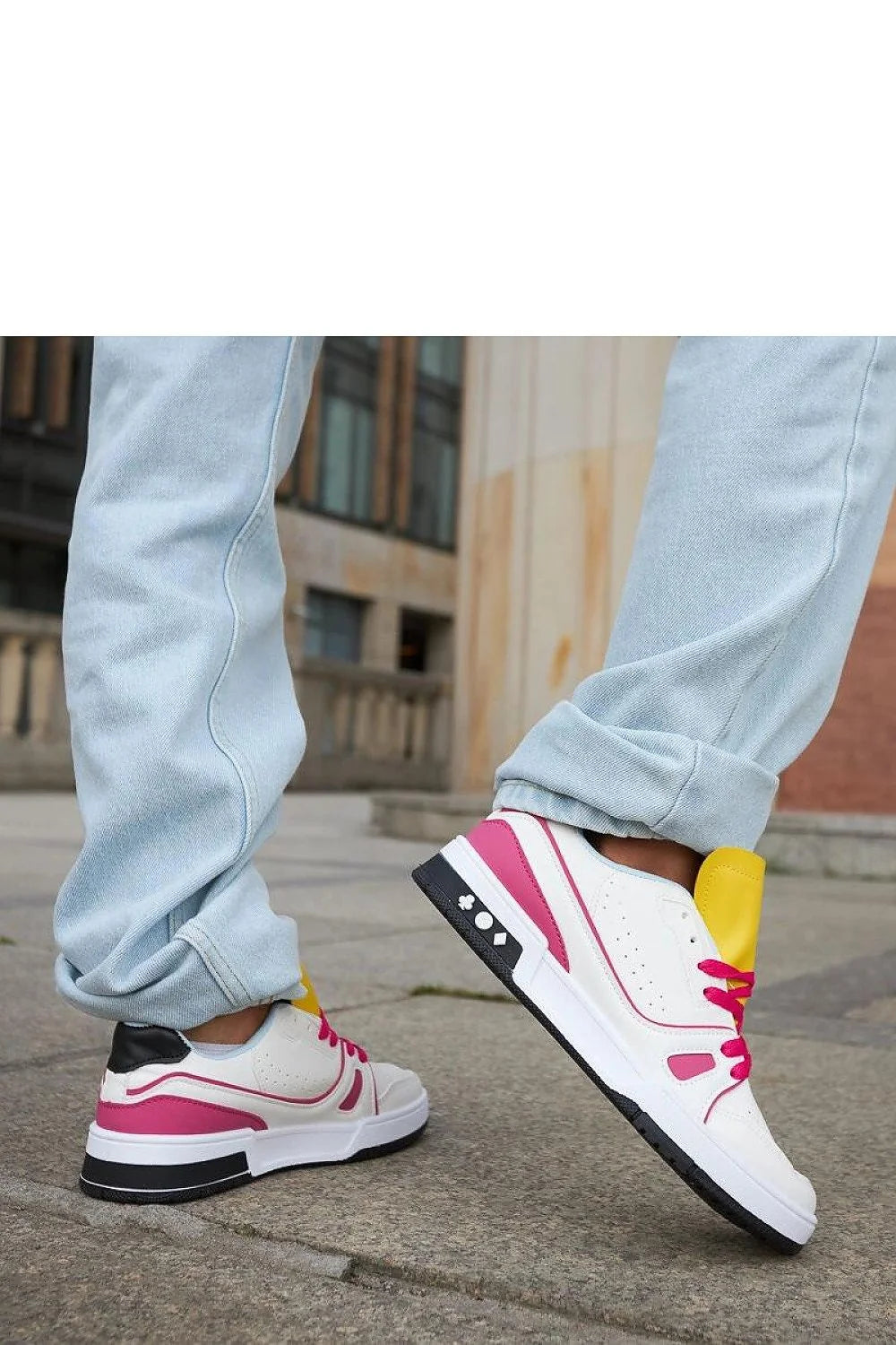 baskets femmes solea blanches accents fuchsia lacets rose vif languette jaune semelle épaisse noire cuir synthétique