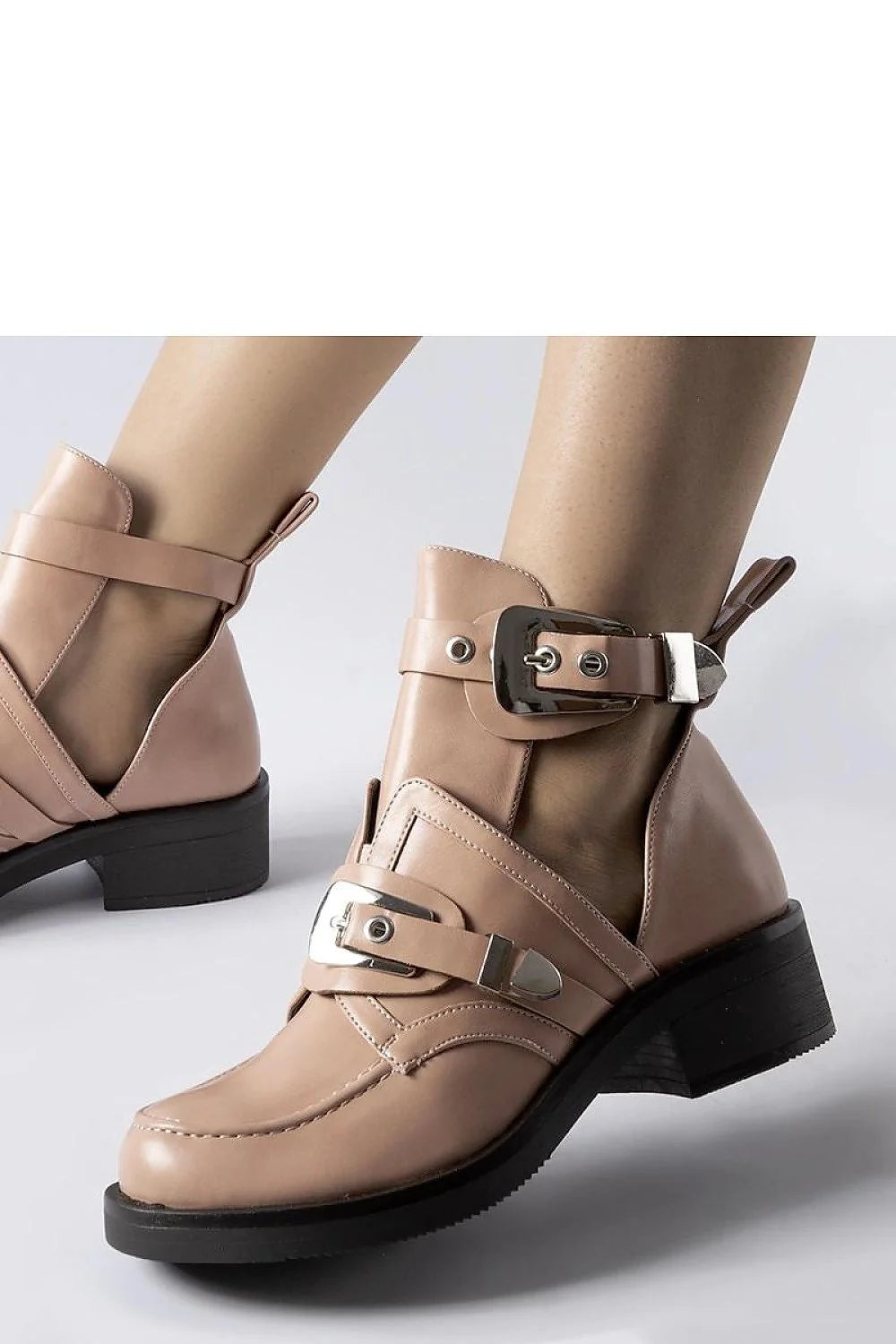 bottines femme Solea beige rosé cuir lisse cheville boucles métalliques argentées semelle épaisse noire adhérente résistante neige coutures apparentes audacieuses