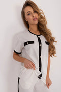 Chemisier Lakerta style moderne classique tissu lisse blanc détails noirs boutons dorés poches fantaisie coupe relaxée femmes professionnel
