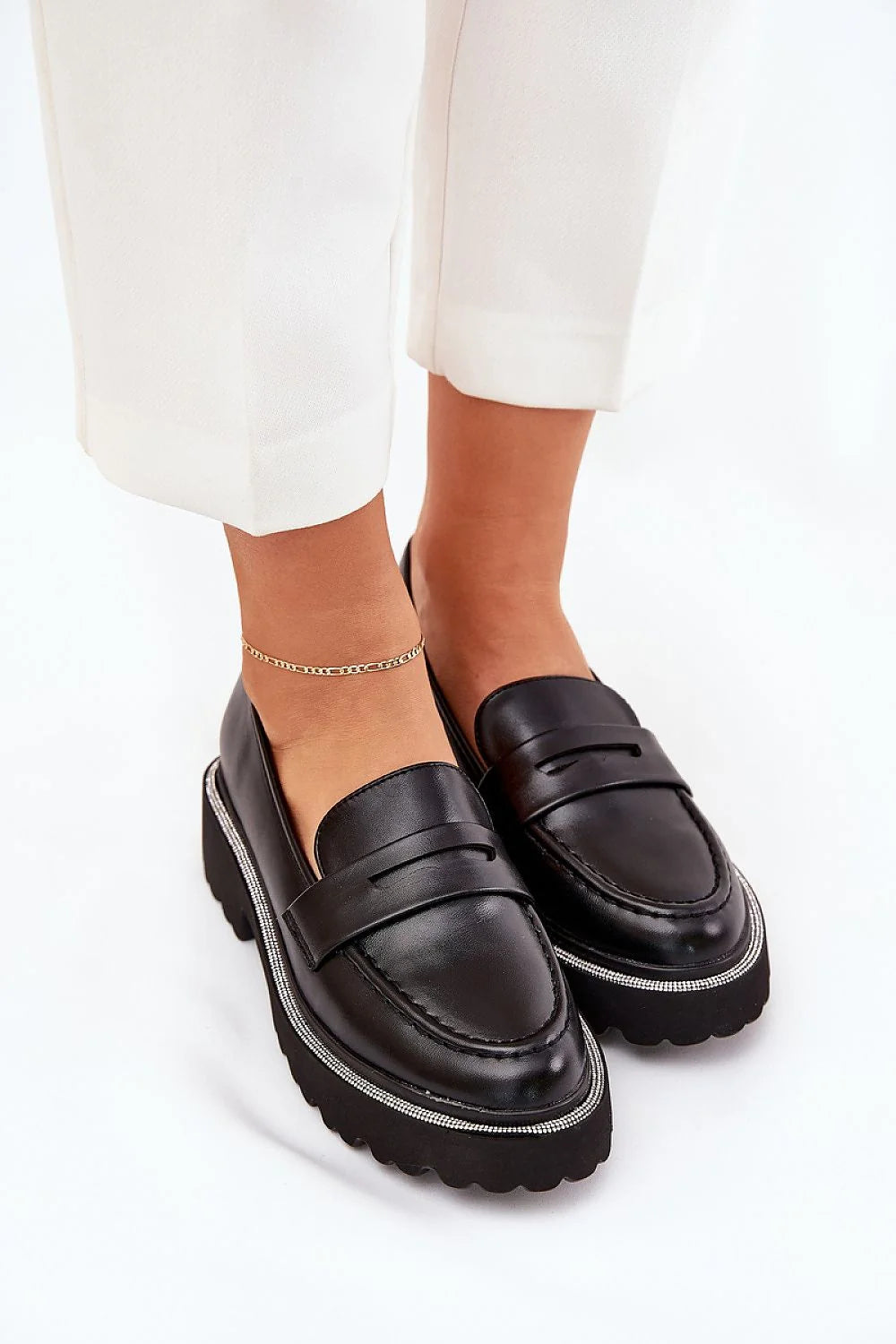 Mocassins femmes élégance intemporelle cuir noir lisse haut confort semelle épaisse style moderne finitions minutieuses