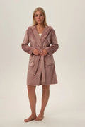 Robe de chambre Henderson pour femme en microfibre douce style classique couleur rose poudré avec ceinture et capuche