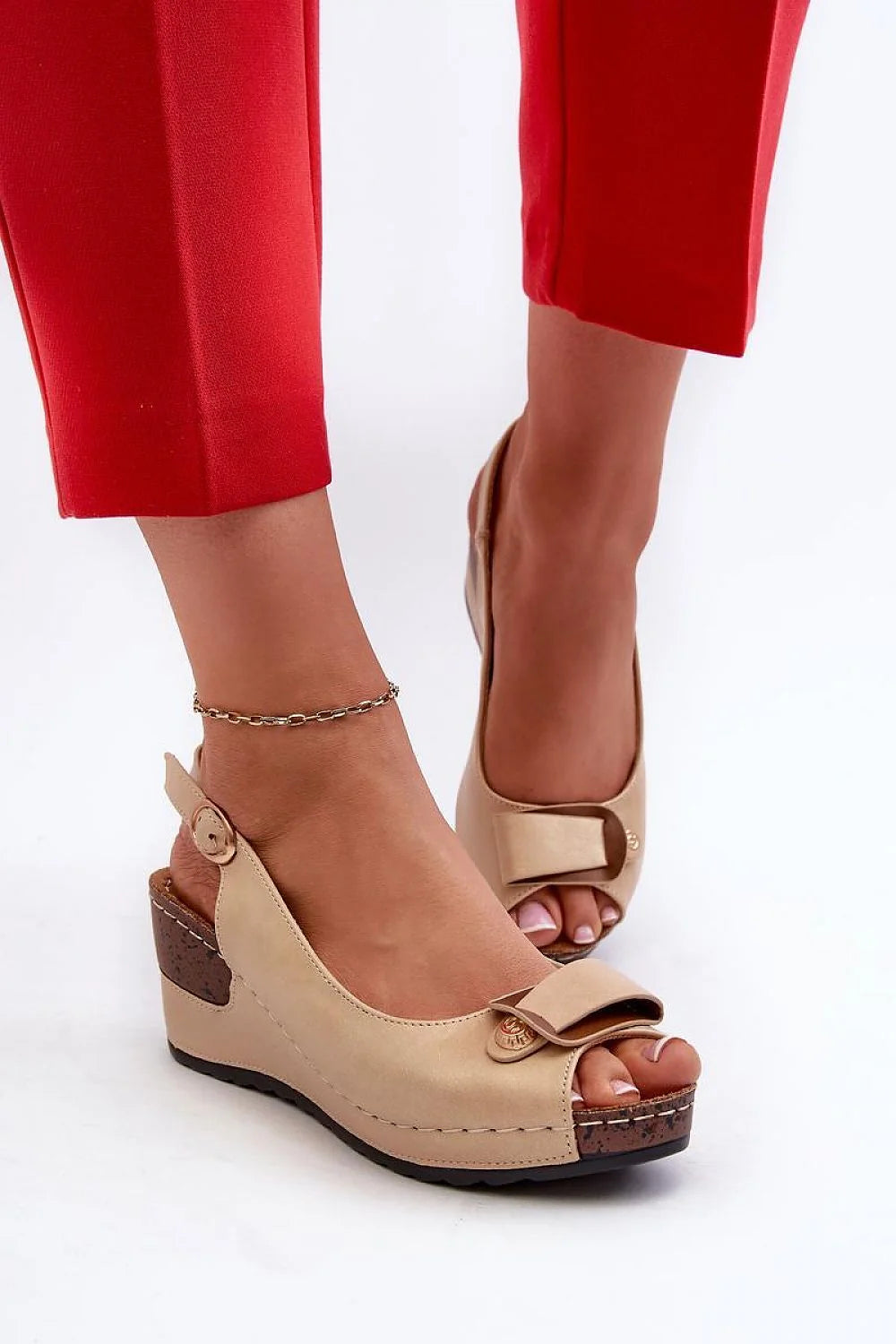 Sandales Cothurnes femme cuir synthétique beige peeptoe talon compensé 7cm plateau effet liège bride réglable noeud bouton doré