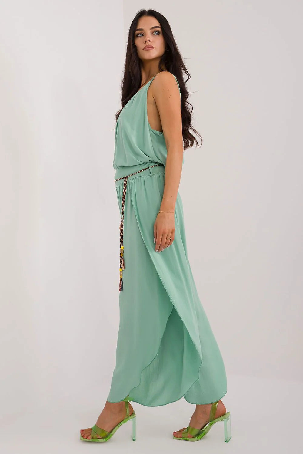 Combinaison femme estivale style fluide pantalon ample couleur vert menthe tissu mousseline haut à bretelles fines taille haute ceinture tressée perles colorées