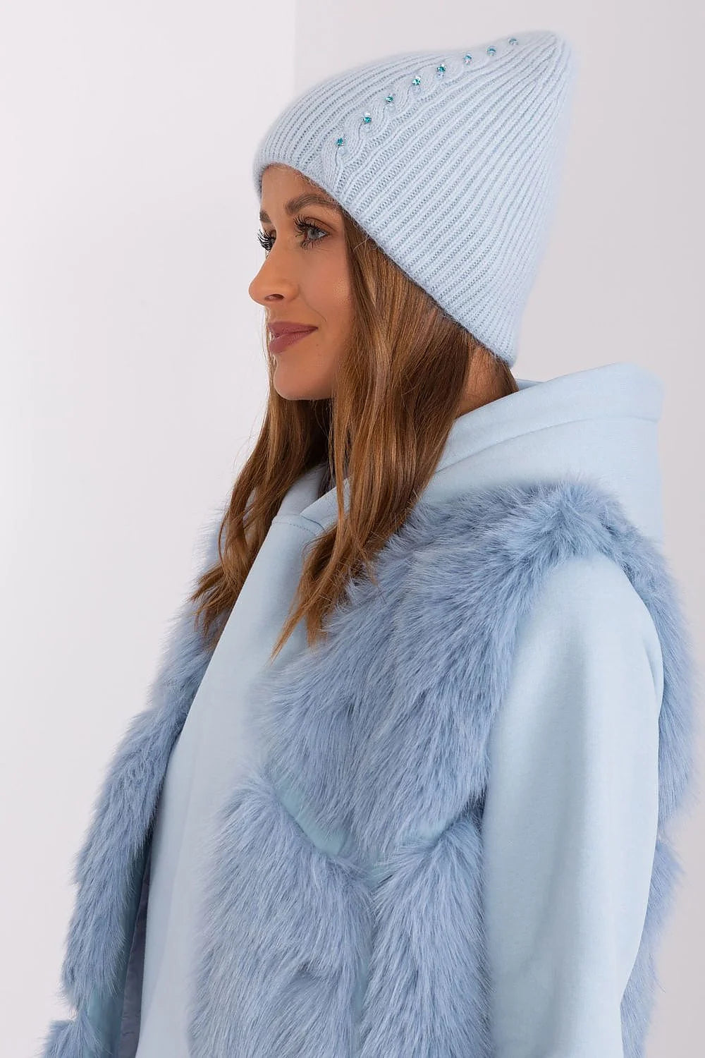 Bonnet d'hiver côtelé pour femme en acrylique et angora bleu pastel avec détails brillants, veste sans manches en fourrure synthétique et sweat à capuche