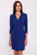 Robe de jour élégante bleu cobalt décolleté en V manches 3/4 coupe droite ceinture ajustable tissu polyester élasthanne femme moderne occasionnels