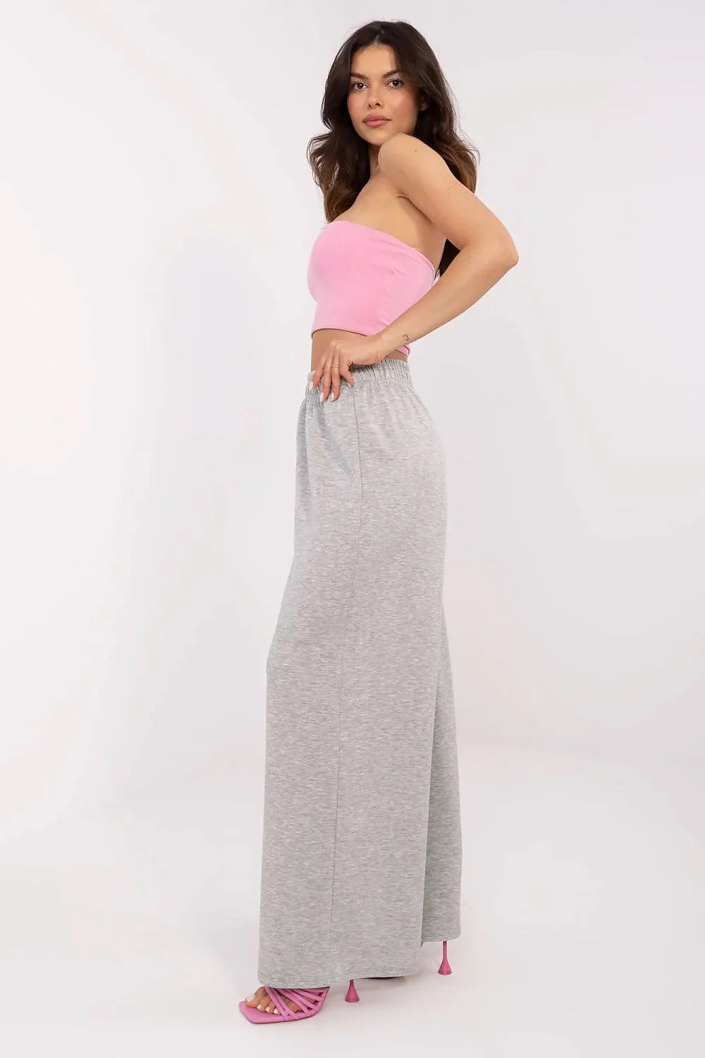 ensemble été femme rose clair bandeau court ajusté maille extensible pantalon large fluide gris chiné taillehaute sandales talons lanières enveloppantes