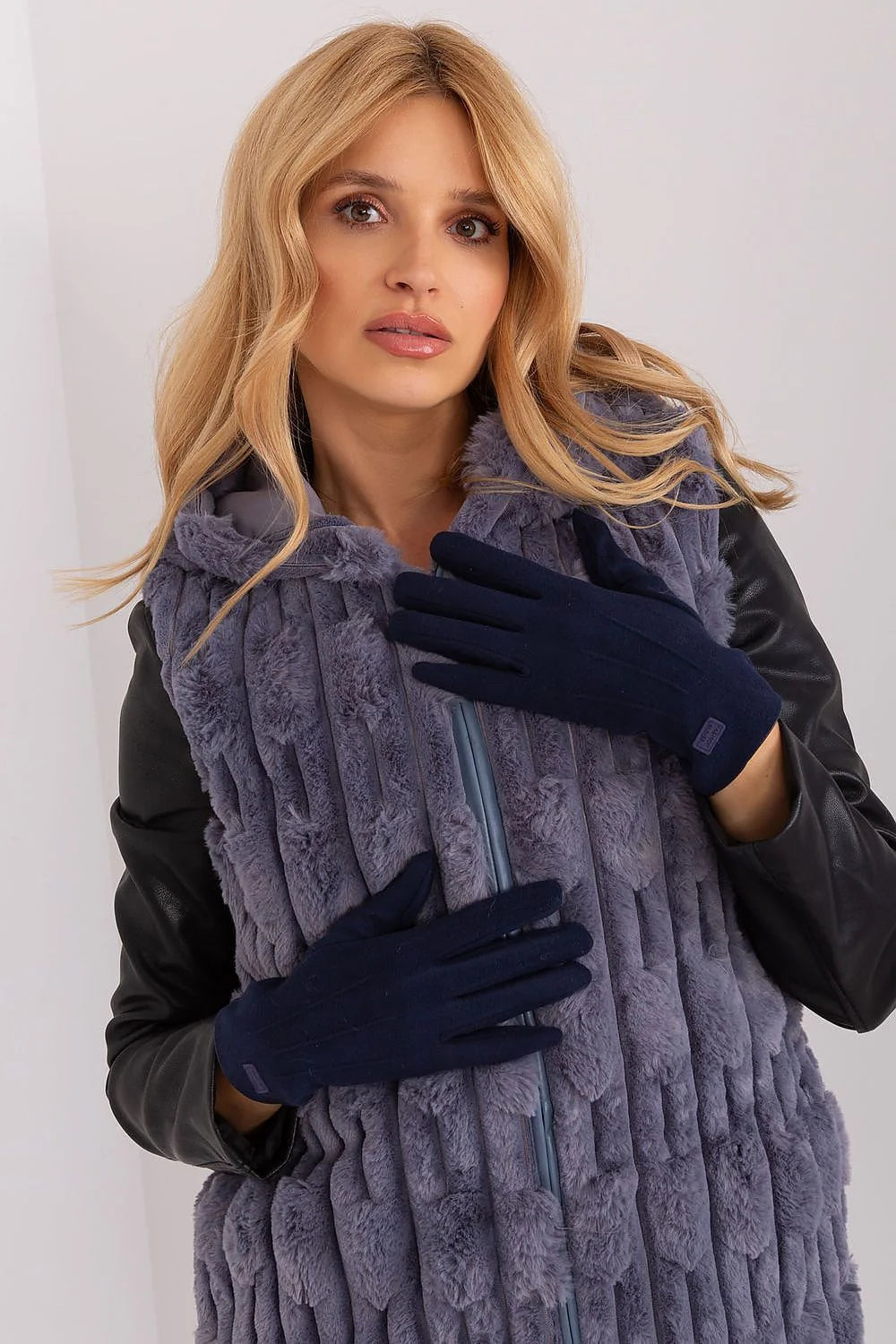 Veste sans manches fausse fourrure grise cuir contrastant élégante tendance femmes capuche intégrée fermeture éclair