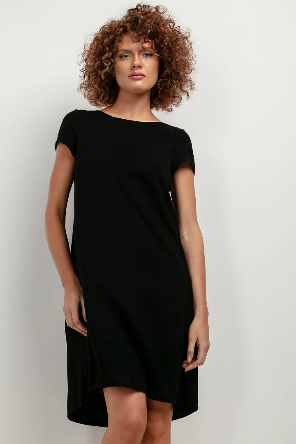 Robe noire Tessita en lin et viscose coupe droite manches courtes encolure bateau style minimaliste femme