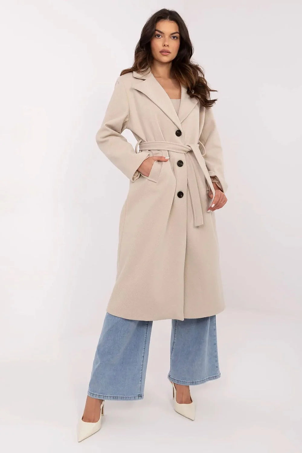 manteau long ajusté col revers large ceinture assortie beige laine chaud confortable élégant intemporel boutons noirs poches discrètes urbain chic