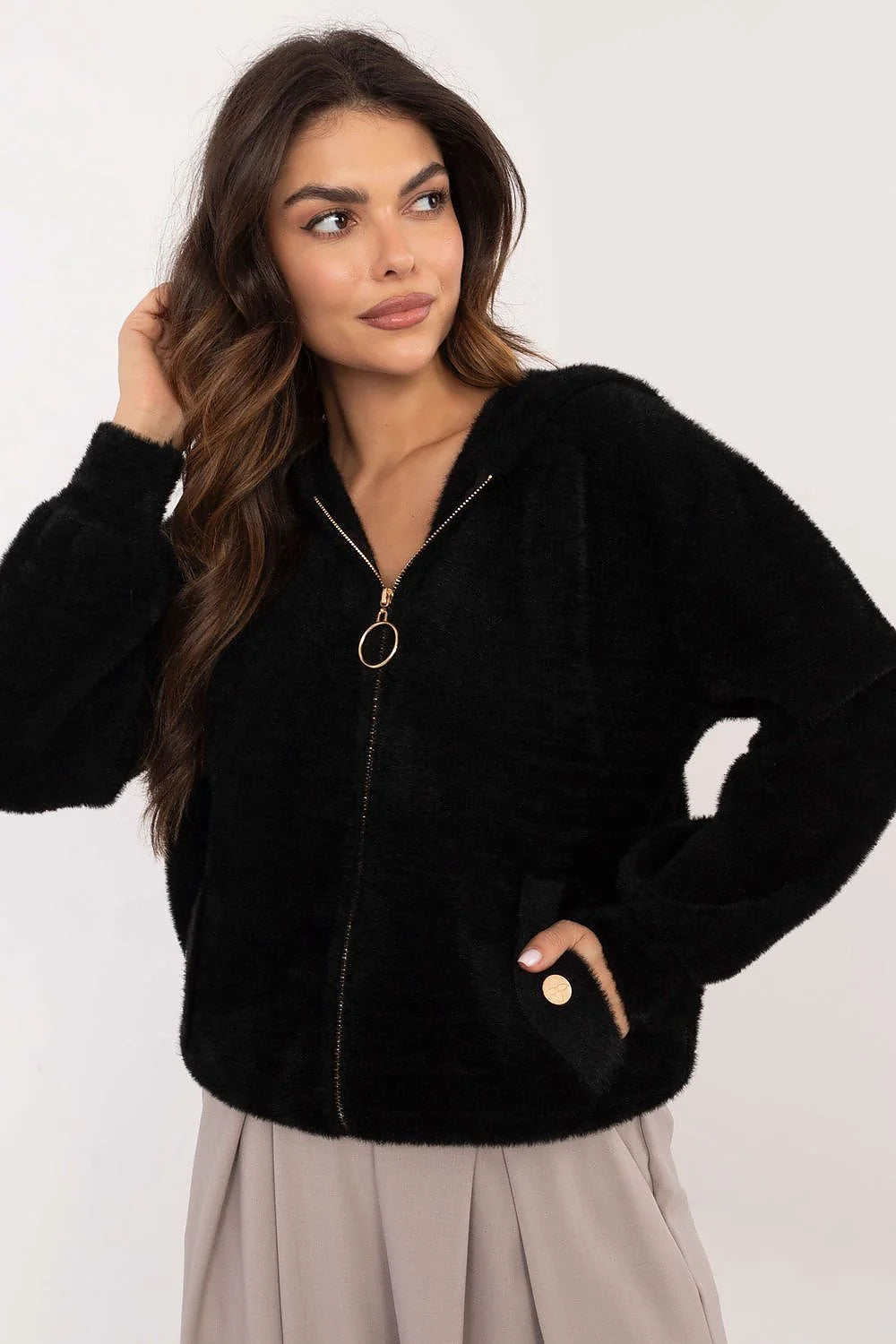 Veste pour femme élégante et confortable couleur noire capuche intégrée fermeture éclair dorée manches longues doublure moelleuse matériau en peluche