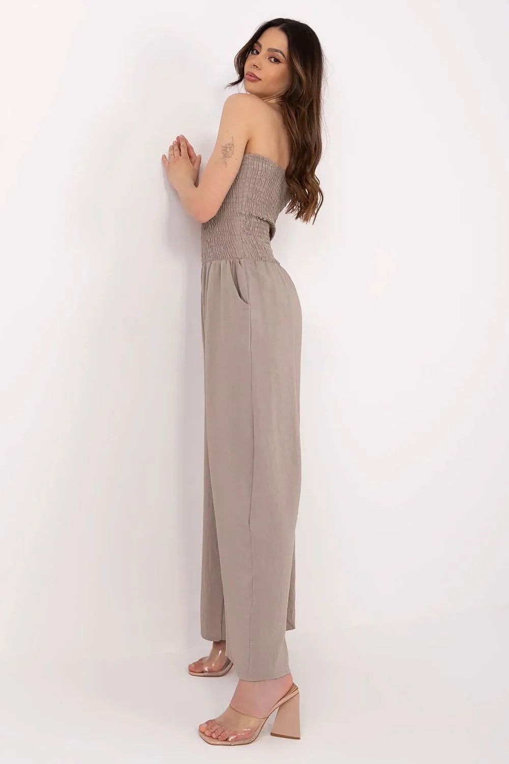 Outfit de mode femme deux pièces élégant taupe sans bretelles haut élastique smocké pantalons larges high-waisted