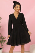 Robe de cocktail élégante mousseline noire décolleté croisé manches longues jupe plissée femme produit polonais