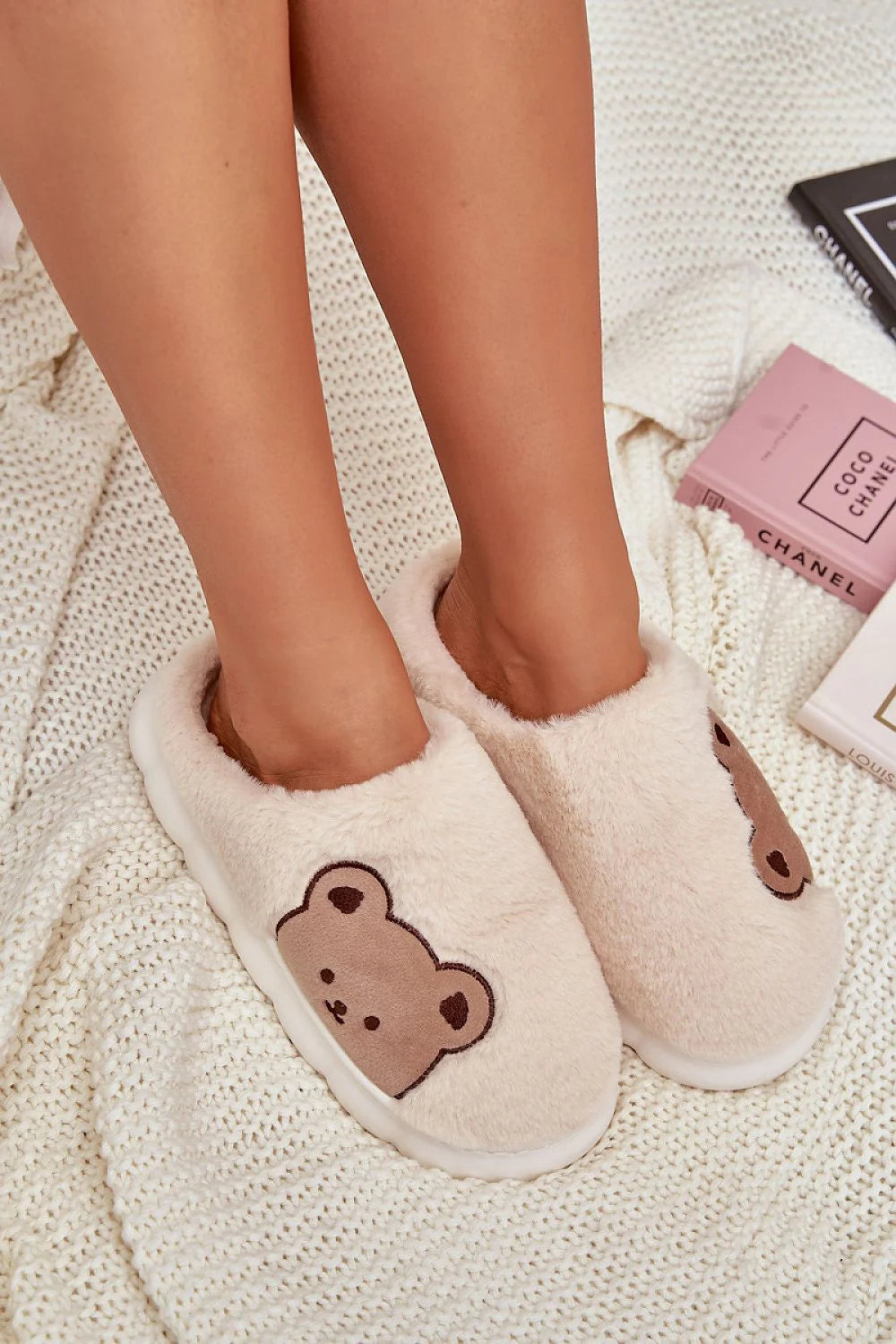 pantoufles fourrure ours mignon cosy femmes semelle épaisse beige clair molletonné doublure brodée nounours talon ouvert enveloppante confortable