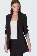 blazer femme longline noir coupe droite col tailleur epaules structurees tombee fluide manches retroussees doublure pieddepoule contrastee tissu crepe stretch