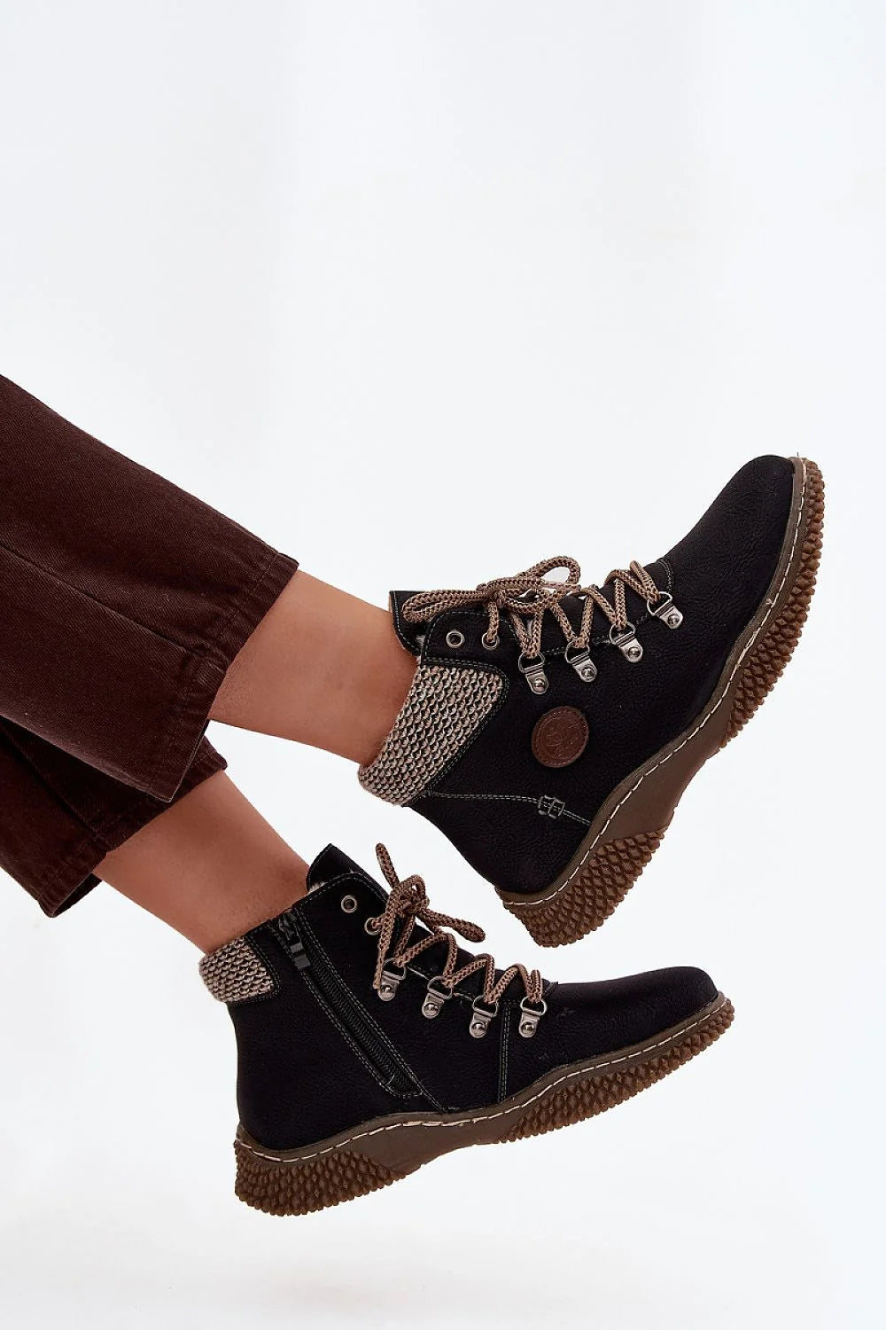bottines femme montantes similicuir texturé doublure fourrure confort thermique lacets crochets métalliques fermeture éclair latérale semelle caoutchouc crantée antidérapante insigne
