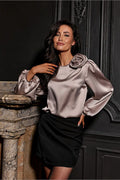 chemisier satiné manches longues bouffantes encolure ronde rose épaule ornementale poignets froncés taupe perle fluide élégant luxueux raffiné soirée femme