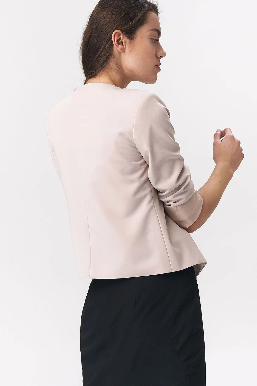 blazer court rose poudré coupe ajustée épaule structurée ouverture avant sans boutons manches troisquarts viscose stretch doux minimaliste chic superposition