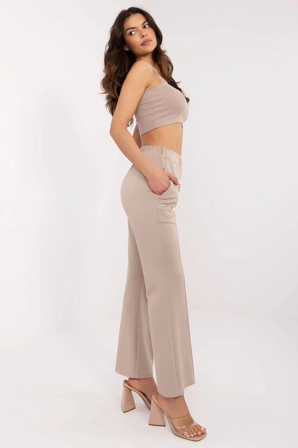 ensemble crop top pantalon survêtement femme minimaliste moderne taille haute flare évasé beige côtelé bretelles fines ceinture élastique poches boutons