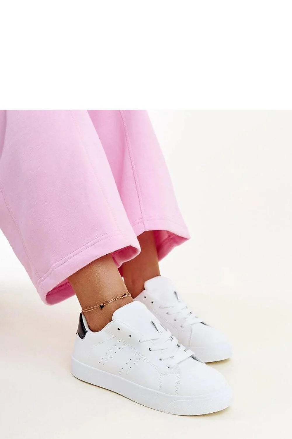 ensemble pantalon rose pastel coton confortable respirant coupe droite ourlet simple poignets élastiqués baskets blanches talon noir cuir perforations lacets