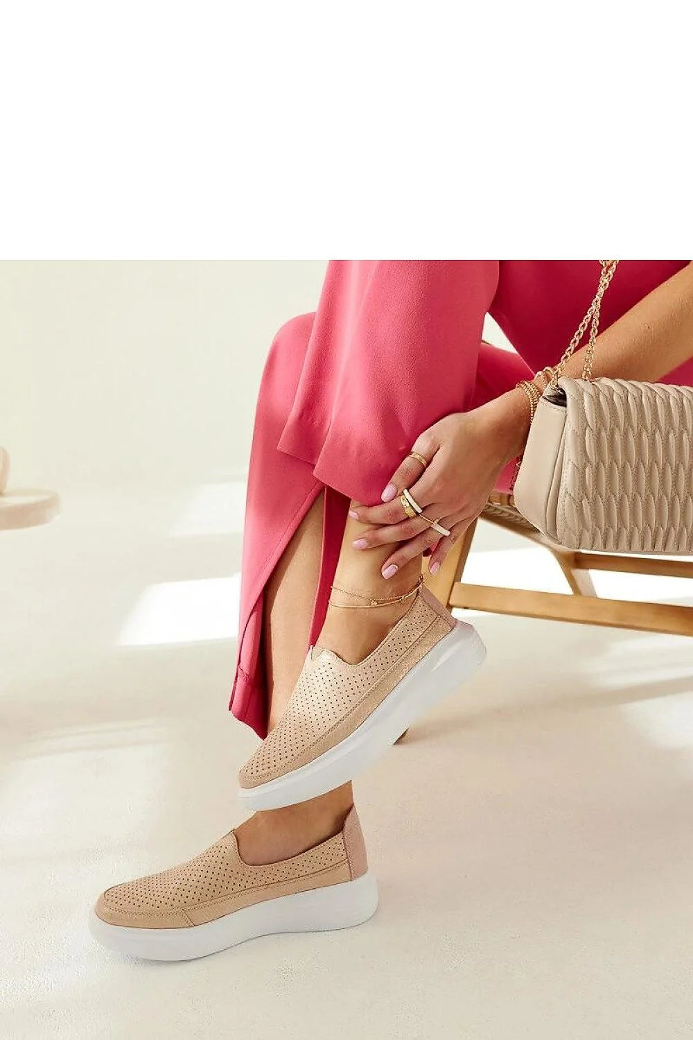chaussures basses femme beige dorées perforées slipon cuir suédé respirantes semelle plateforme blanche épaisse confortables durables élégantes polyvalentes
