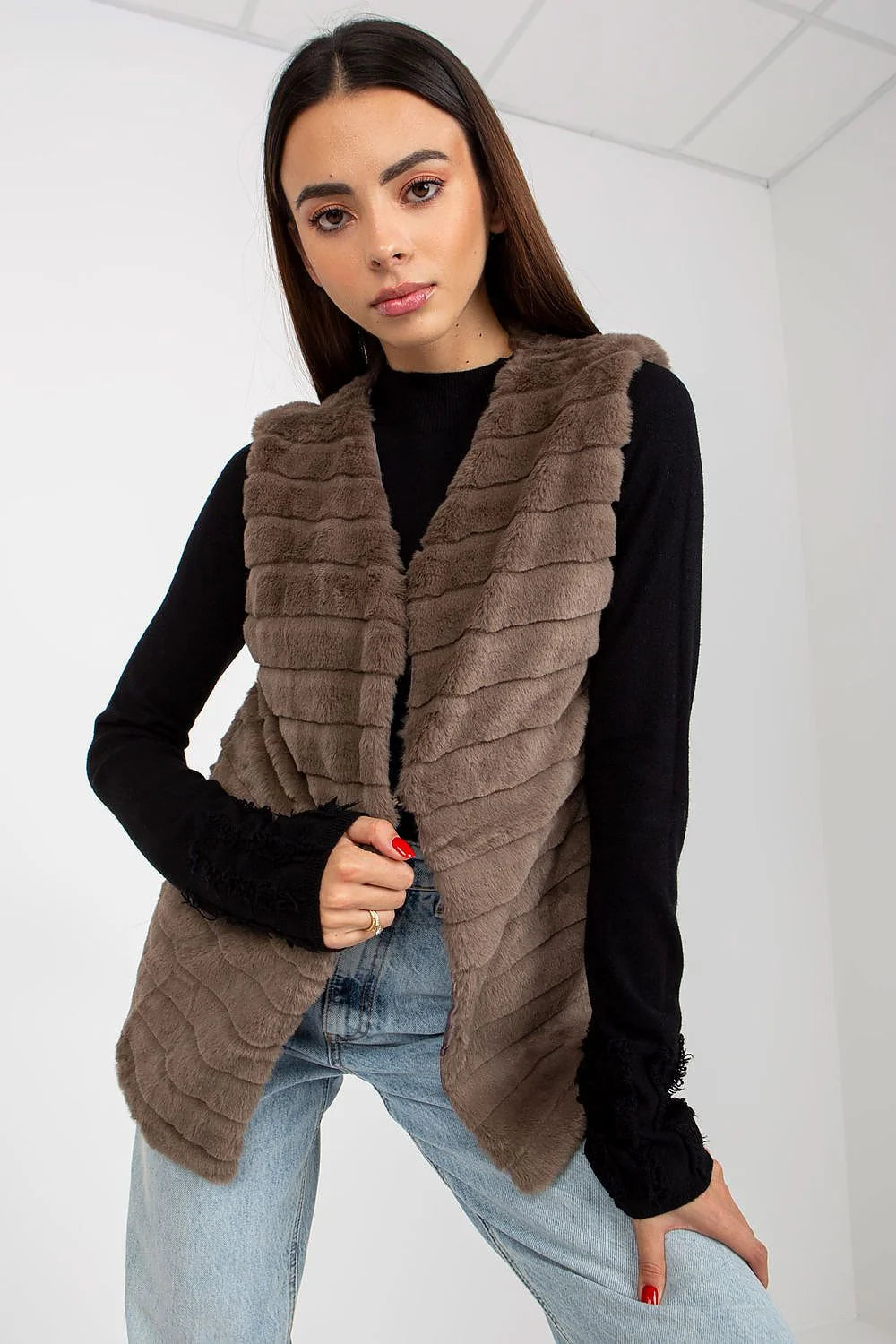 Gilet pour femme sans manches en fourrure imitation élégant couleur brun terreux texture douce et luxueuse mode automne hiver