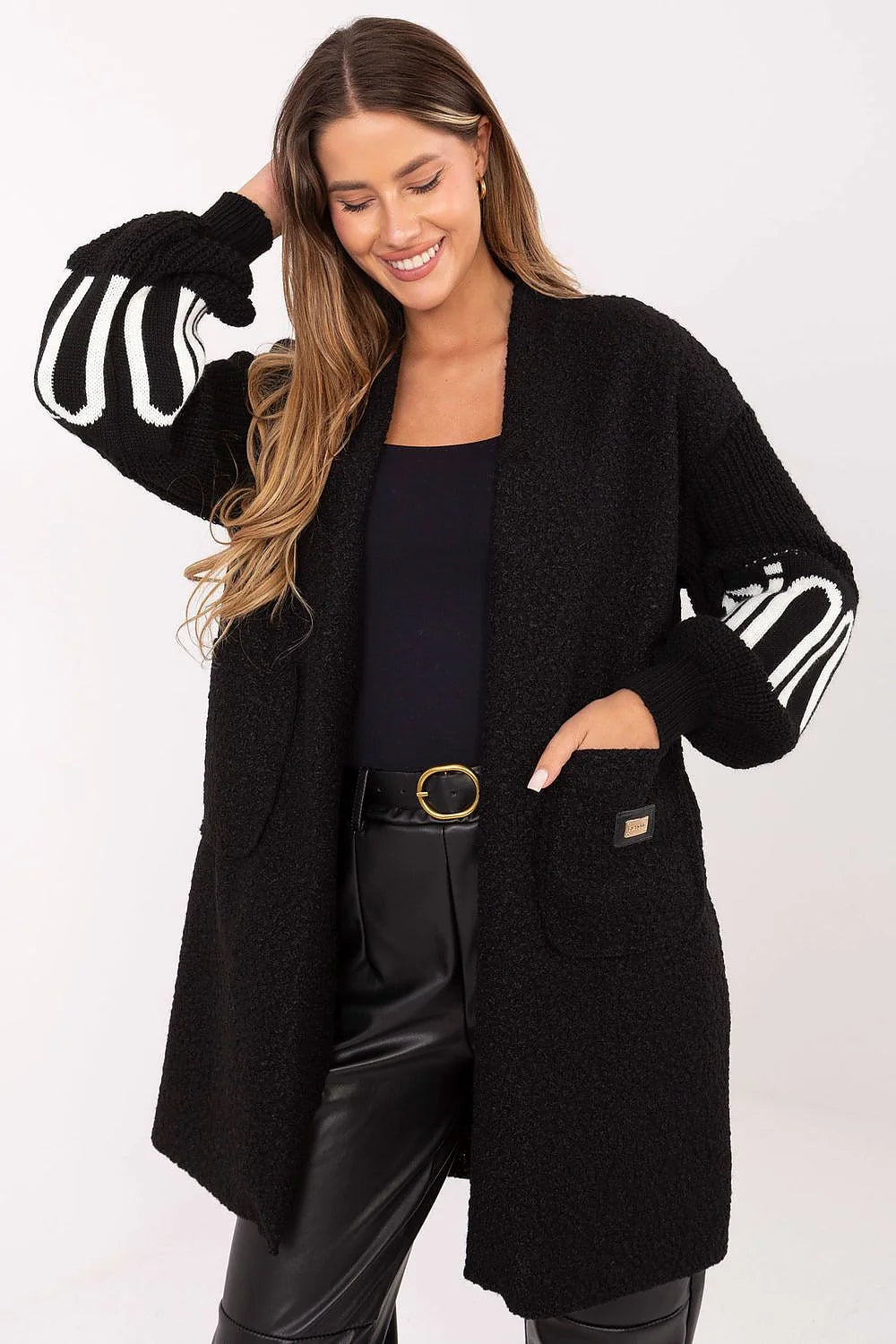 cardigan long oversize femme maille bouclée noire coupe ouverte mi cuisses poches plaquées logo métallique manches ballon côtelées