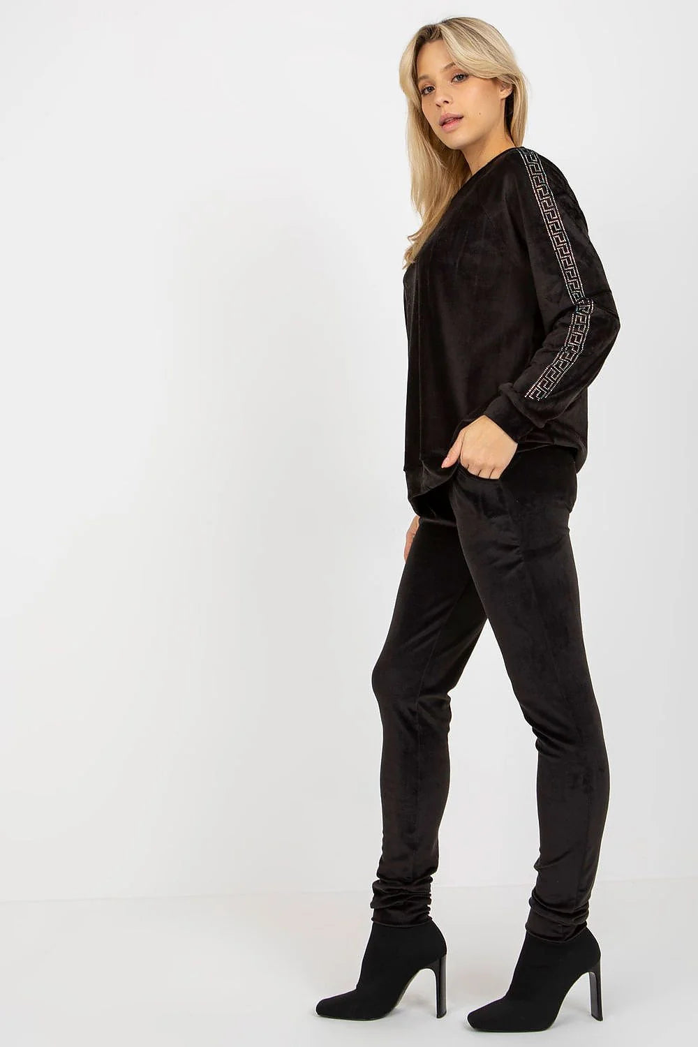ensemble velours noir femme oversize col rond manches longues épaules tombantes strass géométriques pantalon slim fuselé cheville cordon