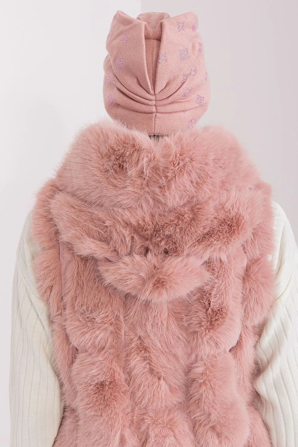 Bonnet d'hiver en cachemire avec décorations en strass, ensemble chic femme, veste sans manches fourrure synthétique, mode hiver élégance confort style urbain finitions soignées fêtes occasions spéciales