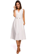 robe midi blanche sans manches col V cintrée taille ajustable ceinture intégrée boutons décoratifs jupe évasée poches latérales tissu fluide