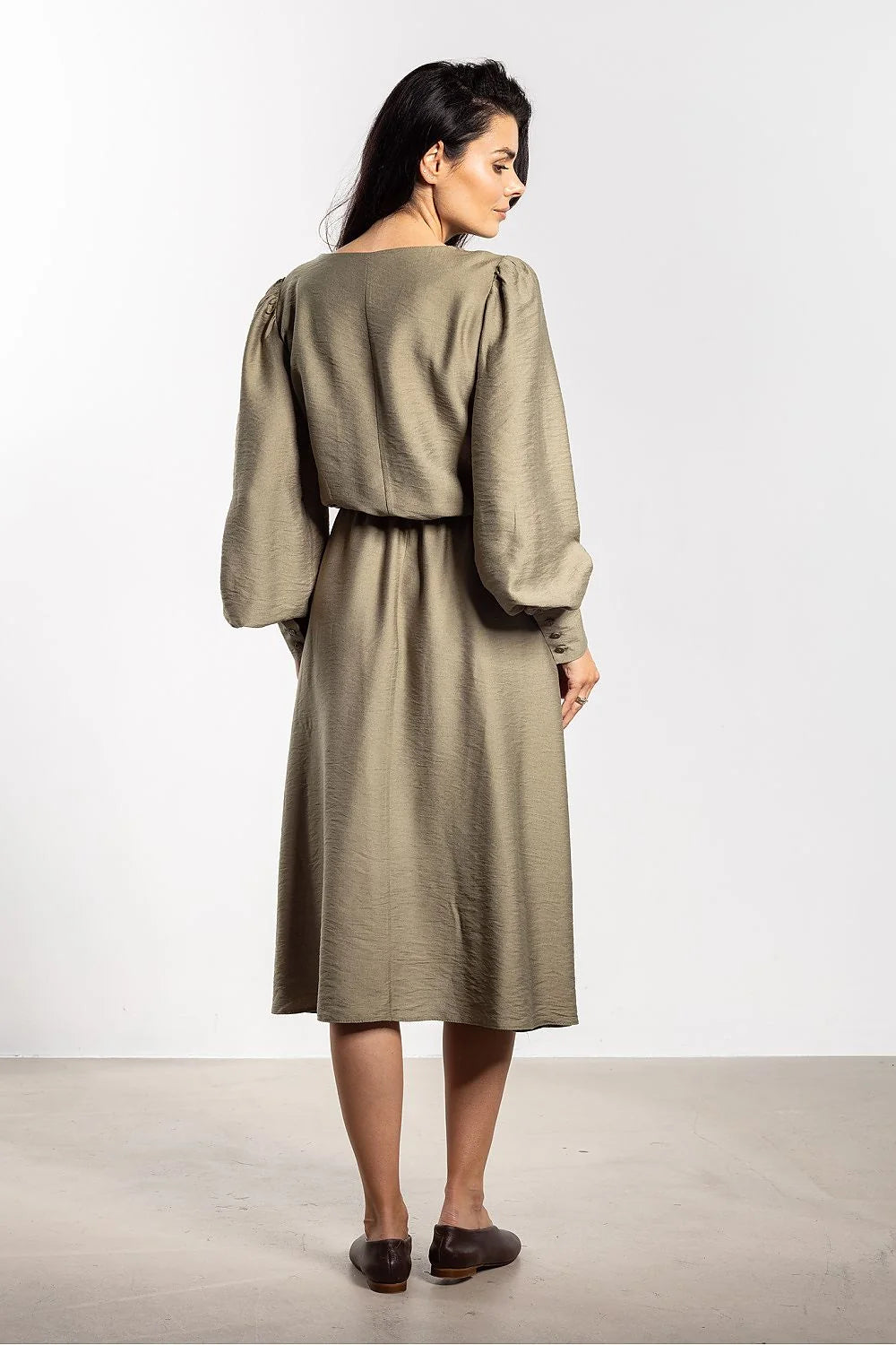 robe mi longue kaki élégante décontractée confortable féminine fluide texturé aspect lin taille élastique blousant jupe évasée manches longues bouffantes