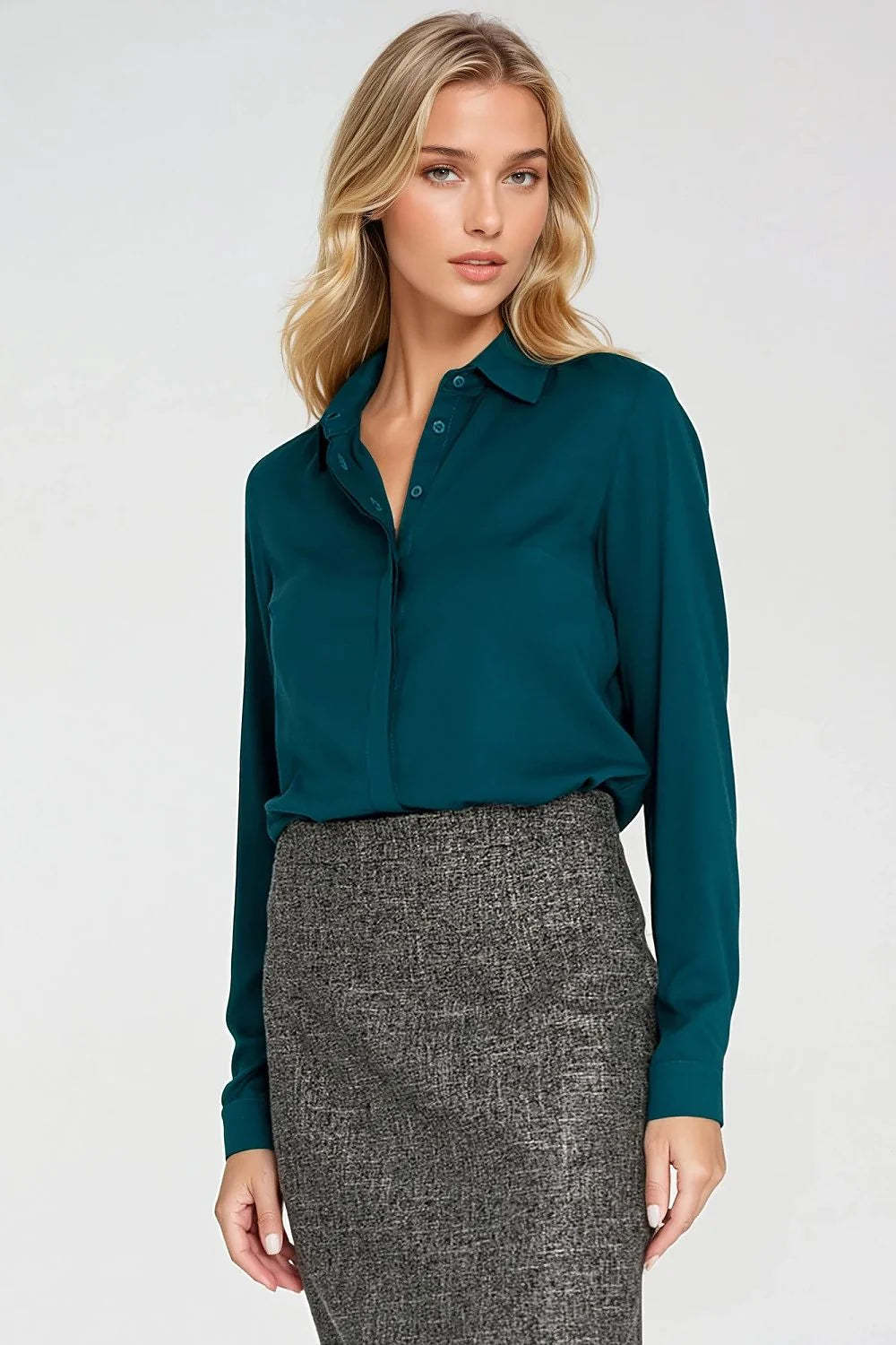 chemise manches longues viscose soyeuse vert émeraude col classique patte boutonnage dissimulée poignets boutonnés coupe régulière tombé fluide élégante minimaliste